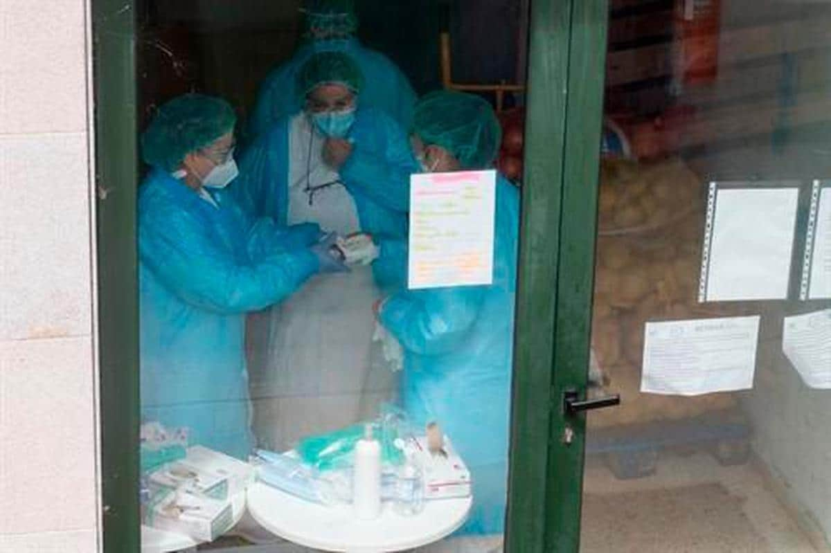 Tres mujeres en la puerta de la residencia de ancianos de O Incio, en Lugo.