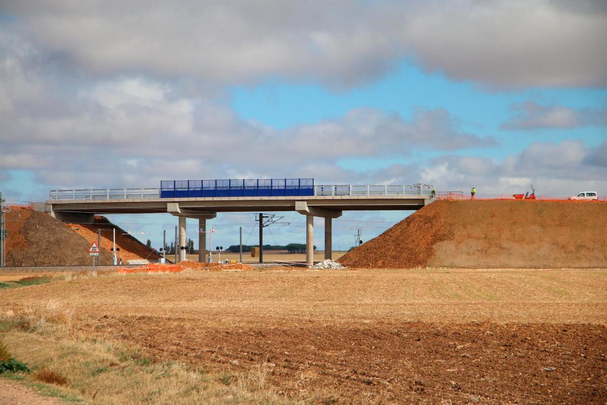 El nuevo puente sobre la vía del tren permitirá suprimir el paso a nivel en las afueras de Gomecello.