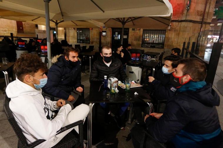 Un grupo de amigos en una terraza de la ciudad.