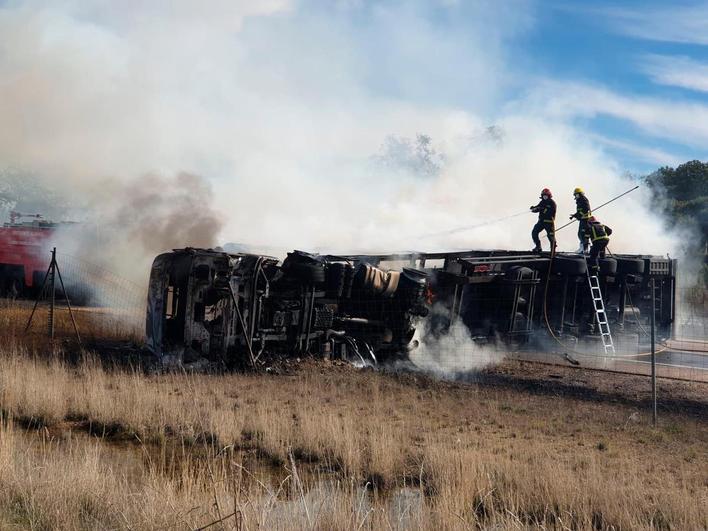 El incendio de un camión obliga a cortar la A-62 en Martín de Yeltes