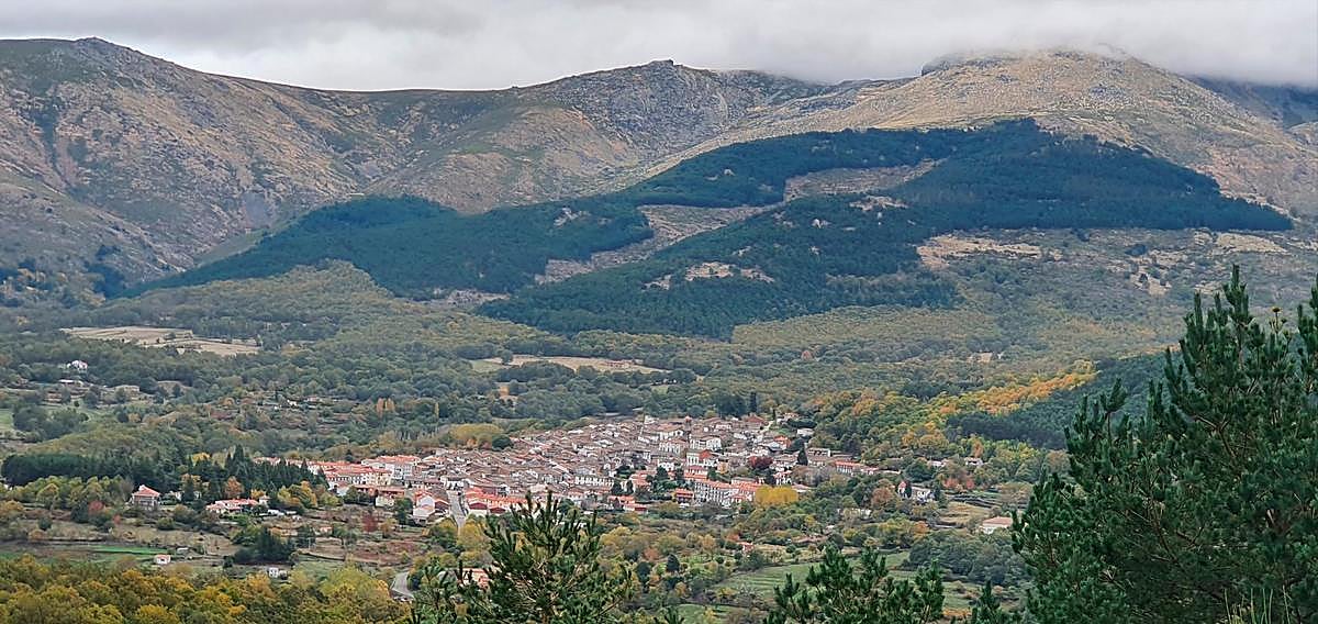 Imagen de Candelario y su entorno natural en otoño antes de la llegada de las primeras nieves a la Sierra.