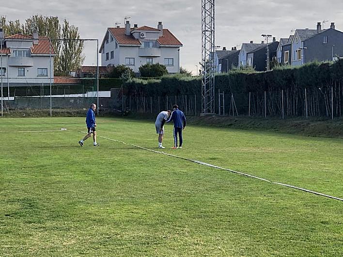 Amaro, con el fisioterapeuta tras lesionarse.