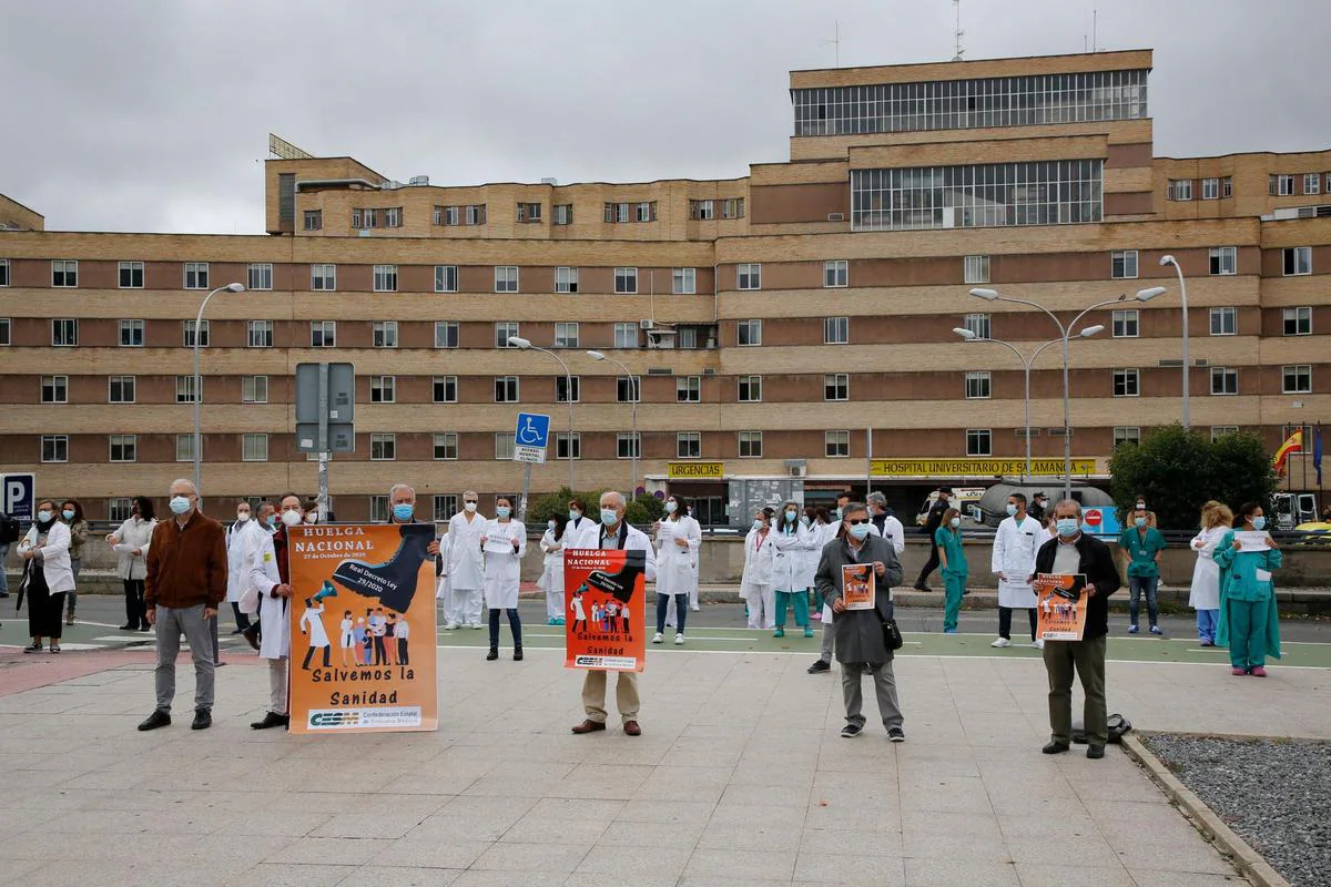 Manifestación de personal sanitario en la puerta del Clínico este año