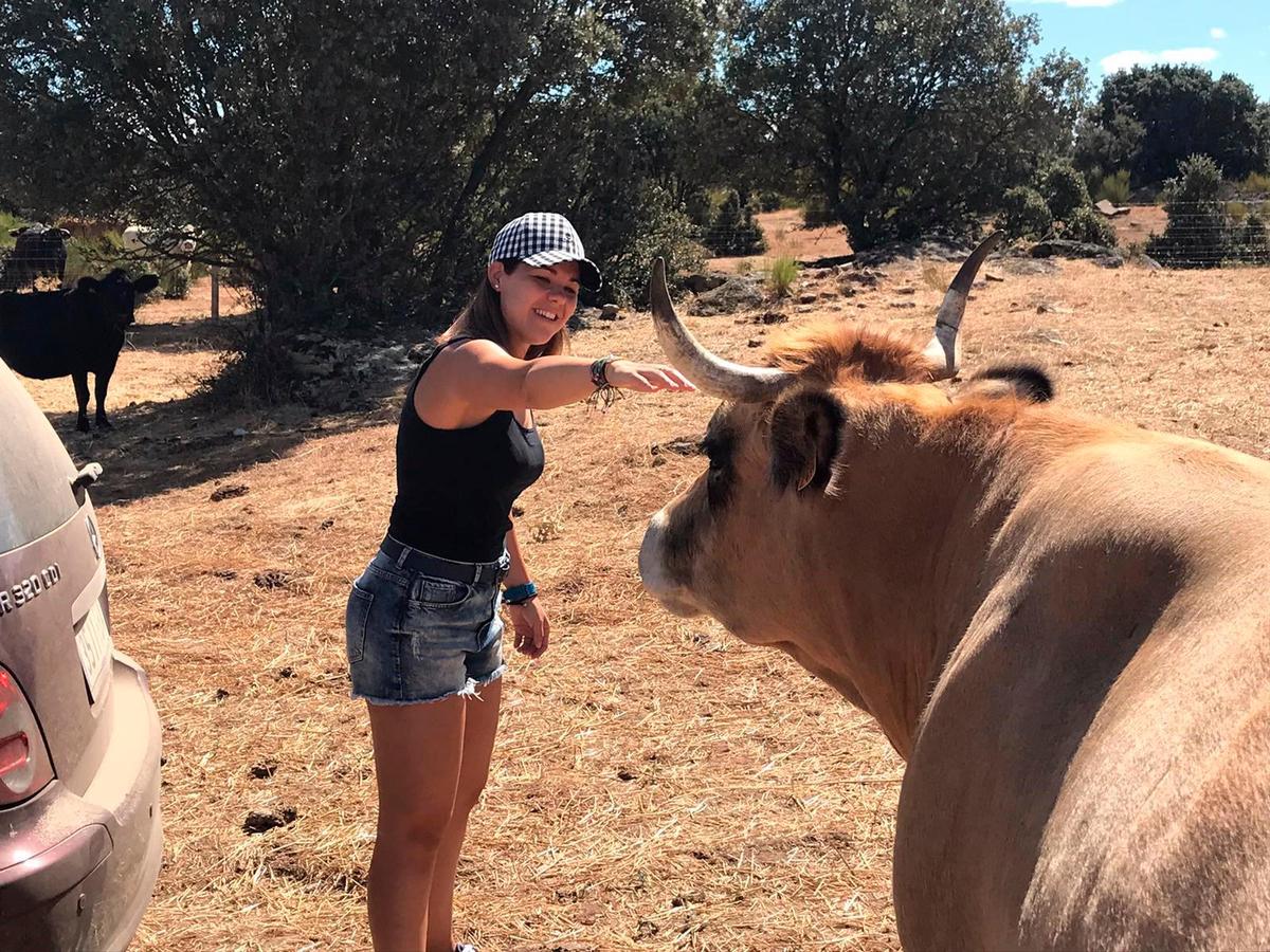 Berta Iglesias junto a una de sus vacas aubrac.