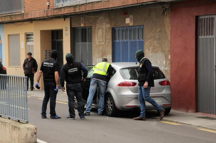 Agentes de la Guardia Civil durante un registro en el domicilio de R.M.R.V.