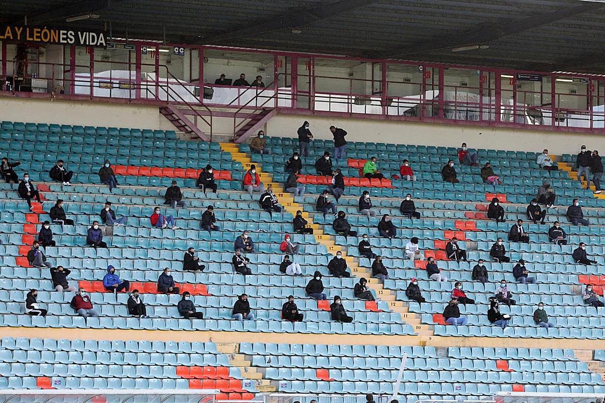 Público en el Helmántico en el pasado encuentro amistoso del Salamanca-Rayo Majadahonda.