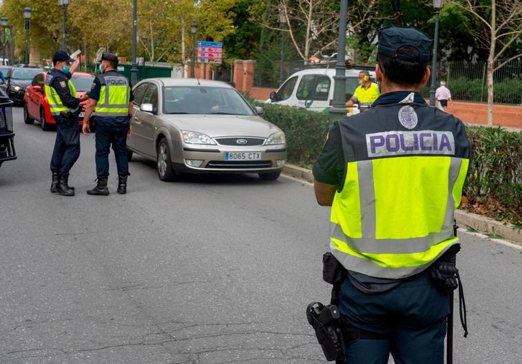 Agentes de la Policía Nacional realizan controles de movilidad este 6 de noviembre 2020.