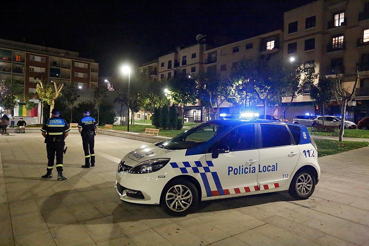 Agentes de la Policía Local en el parque de Garrido.