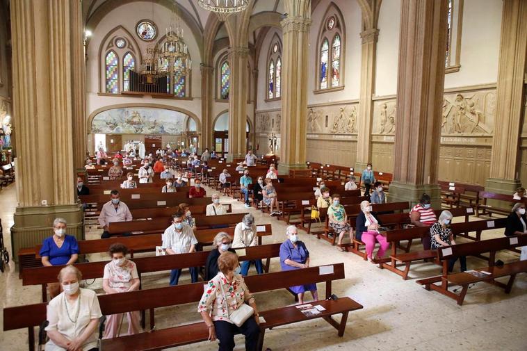 Imagen de una misa en la iglesia de María Auxiliadora.