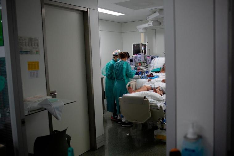 Persona en la UCI de un hospital español.