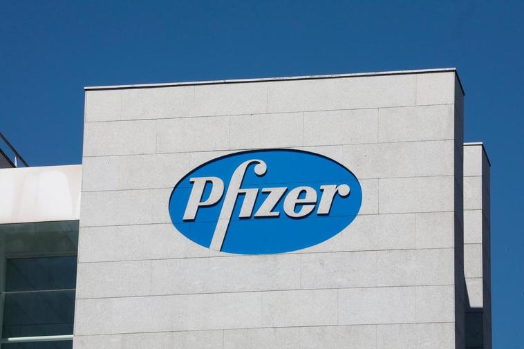 Logo de Pfizer en el edificio de los laboratorios de la marca en Madrid.