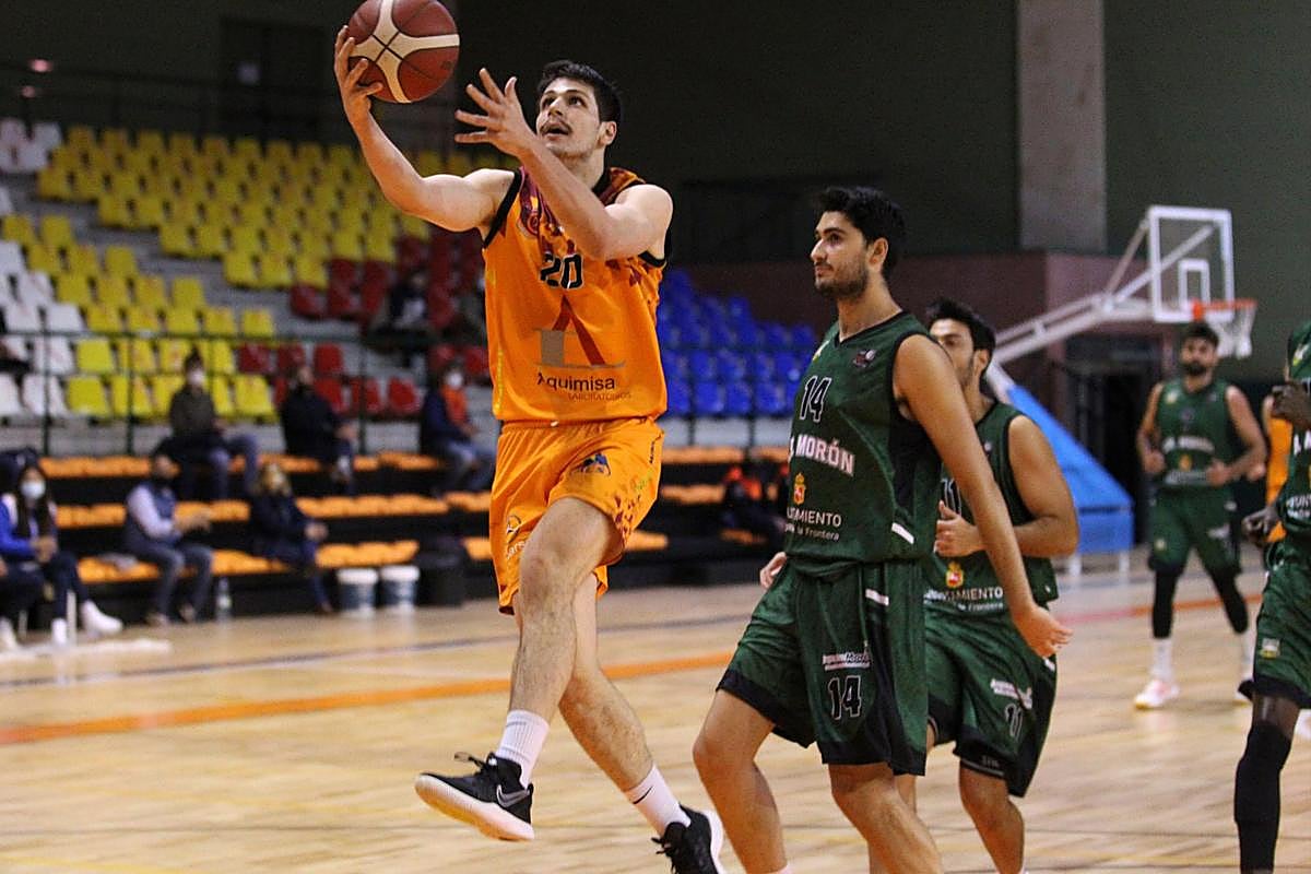 Guillermo Mulero realiza una entrada a canasta.