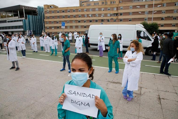 Manifestación de personal sanitario en la puerta del Clínico