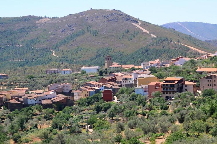 Vista general de la localidad de Herguijuela de la Sierra gobernada hasta ahora por el Partido Popular