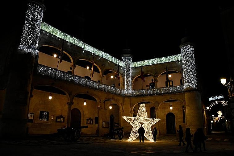 Iluminación en el Consistorio durante la pasada Navidad.