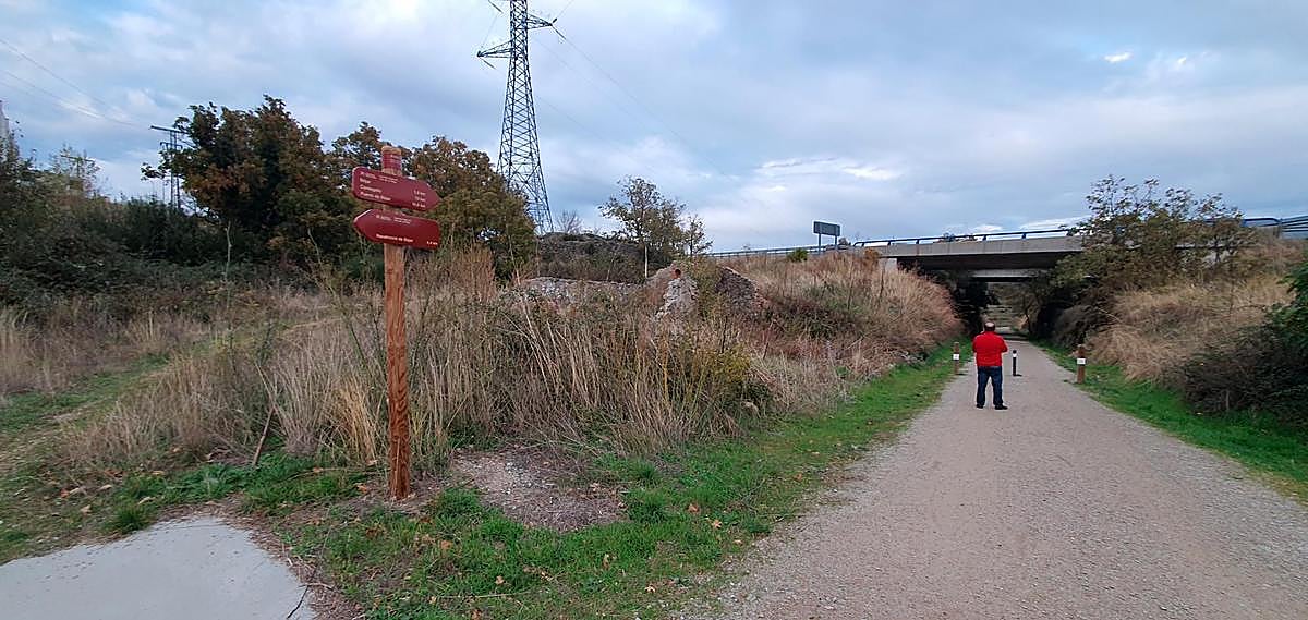 El Camino Natural discurre por debajo del inicio del viaducto de la Autovía de la Plata.