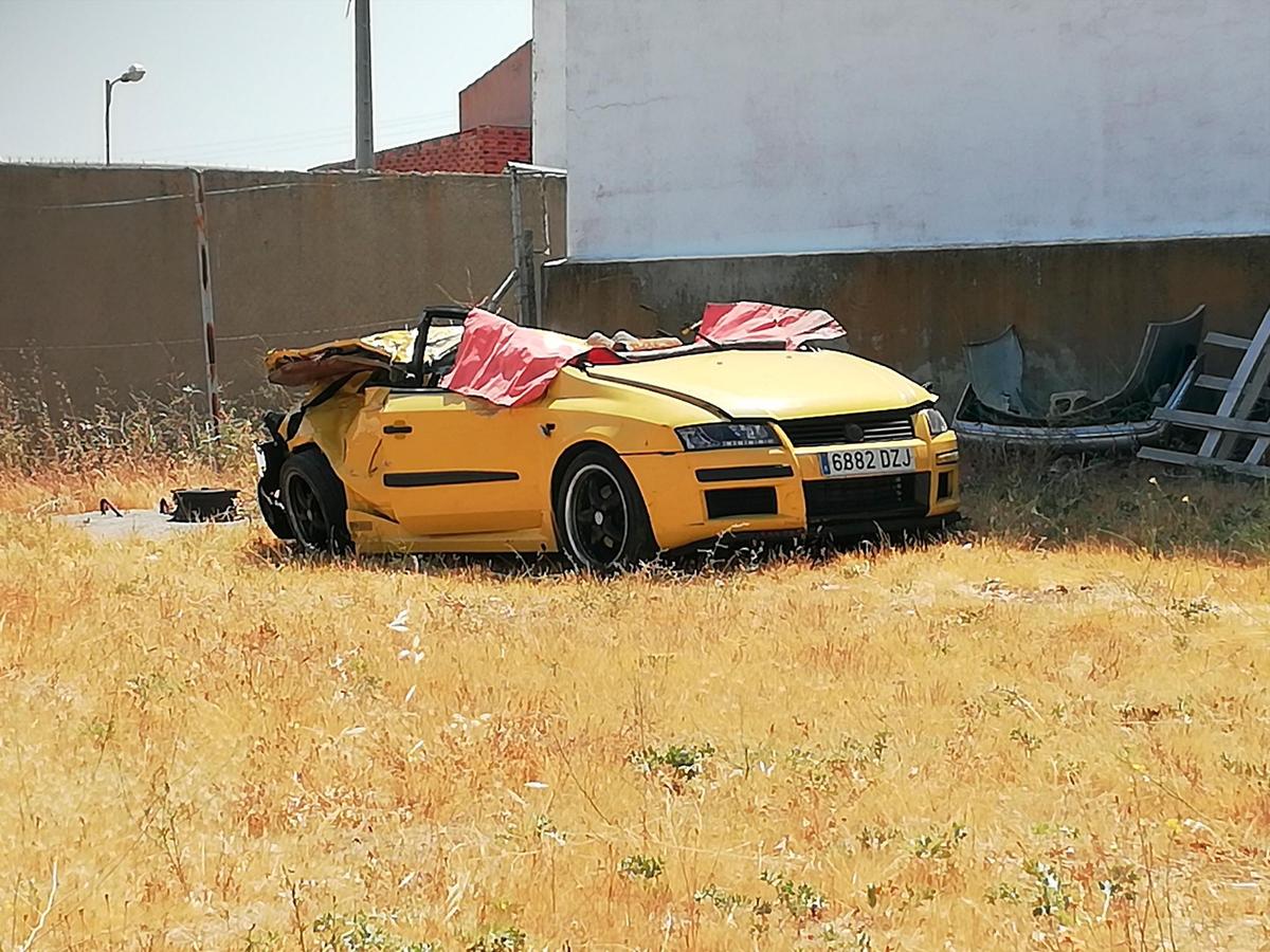 Estado en que quedó el vehículo, un Fiat Stilo de color amarillo, tras el trágico accidente.