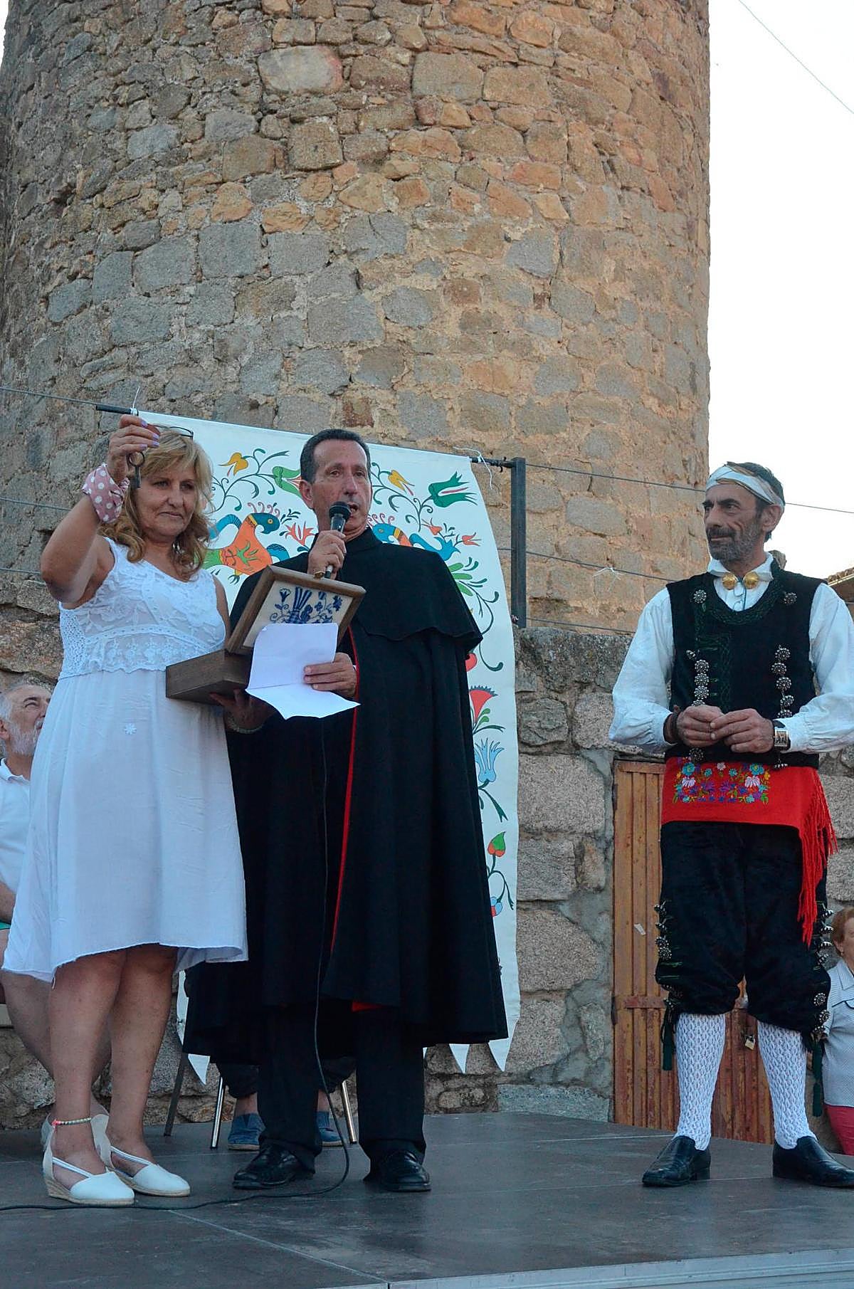 El hasta ahora alcalde de Miranda del Castañar Juan Pablo Gutiérrez, en el centro.