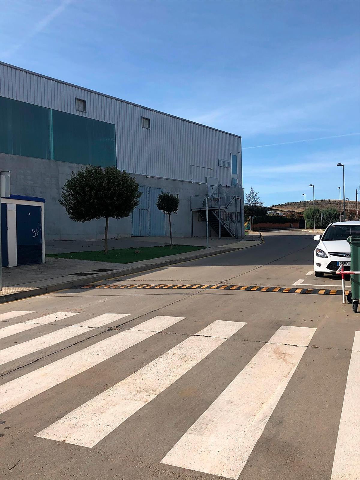 El Consistorio ha instalado bandas reductoras en el entorno del pabellón.