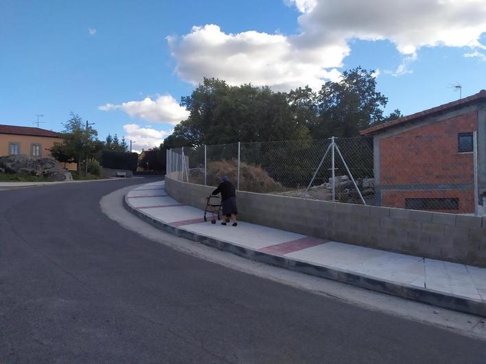 Imagen del acerado construido para unir el barrio de La Mata.