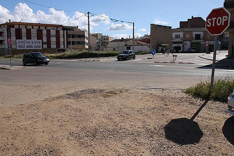 La zona del frontón contará con barandilla de separación de la calzada.