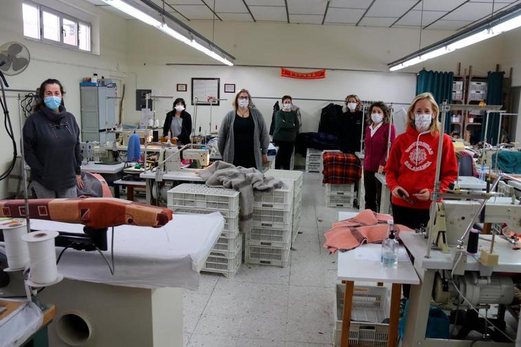 Las siete mujeres que actualmente forman la cooperativa Juan XXIII, en su taller de trabajo ubicado junto a la plaza Mayor macoterana.