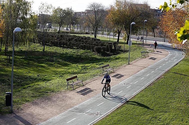 Un ciclista por el carril bici de La aldehuela.