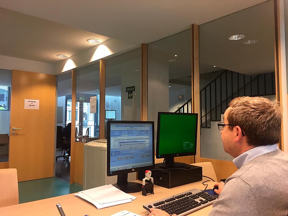 Un funcionario de un juzgado trabajando.