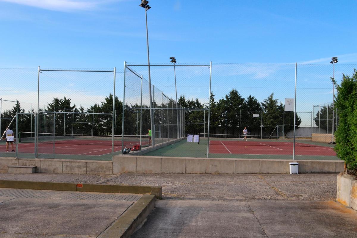 Pistas de tenis en el polideportivo municipal.