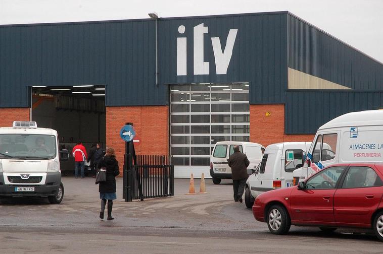 Varios usuarios pasan la revisión en una estación de ITV de Salamanca.