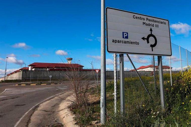 Un cartel indica la dirección a la entrada de la Cárcel de Valdemoro, en Madrid.