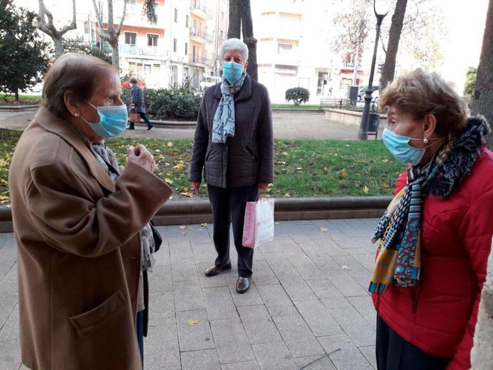 María Jesús (en el centro), con Clara (izda.), prima de su madre, y otra mujer, en los encuentros de Cáritas.