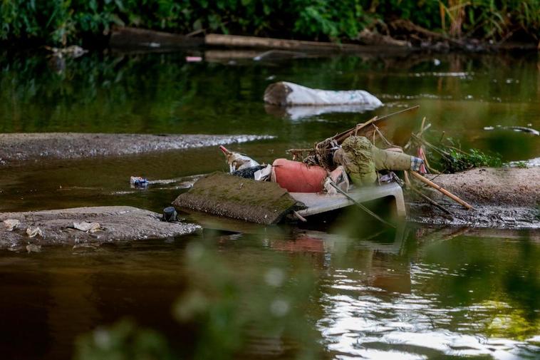 Contaminación en un río.