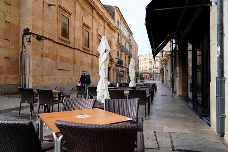 Terraza vacía de un bar de Salamanca.