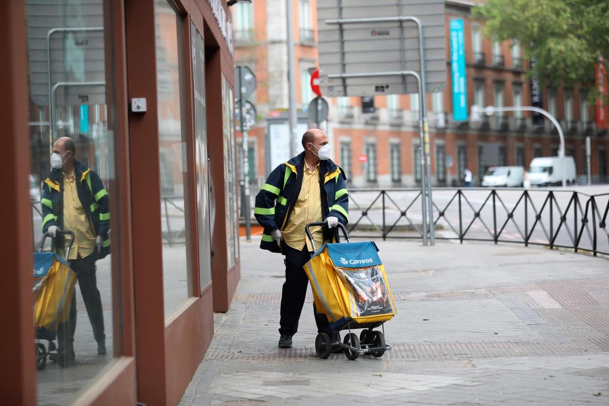 Un repartido de Correos en plena faena