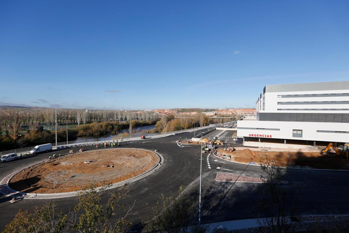 Los últimos retoques de la nueva glorieta de los Sanitarios.