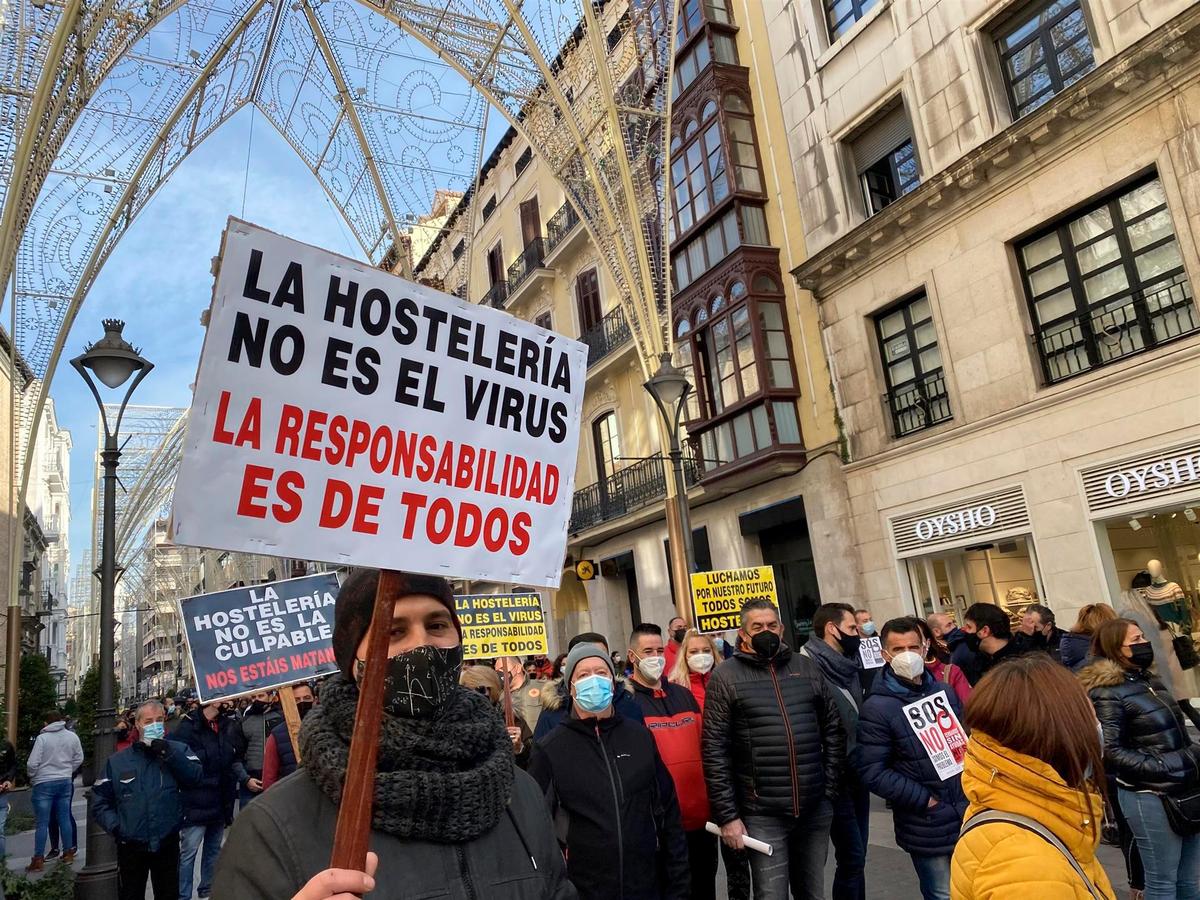 Uno de los asistentes a la manifestación en apoyo a la hostelería de Valladolid.