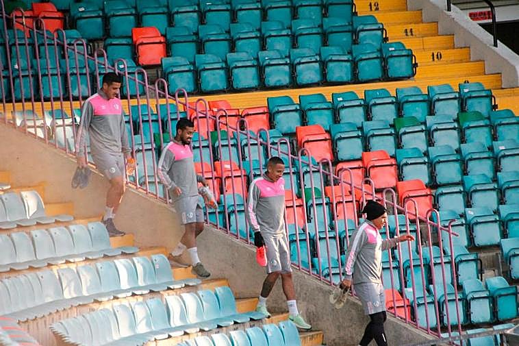 Los jugadores yendo hacia el entrenamiento de este martes.