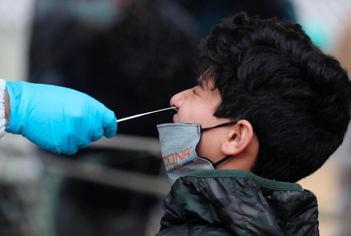 Un joven se somete a una prueba del coronavirus.