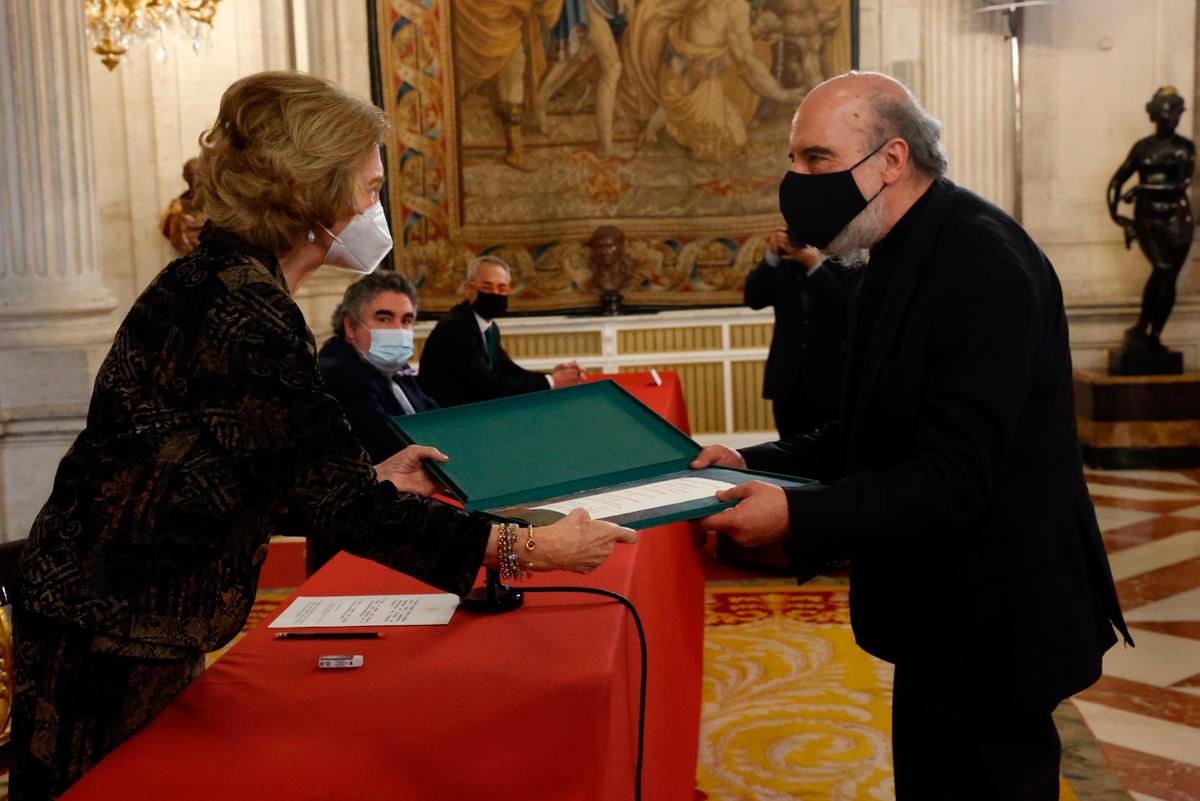 La Reina Sofía entrega el premio al poeta Raúl Zurita.
