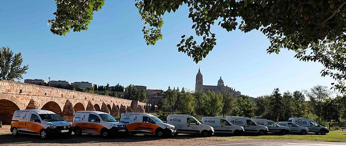 Flota de Electro-Clisa junto al Puente Romano