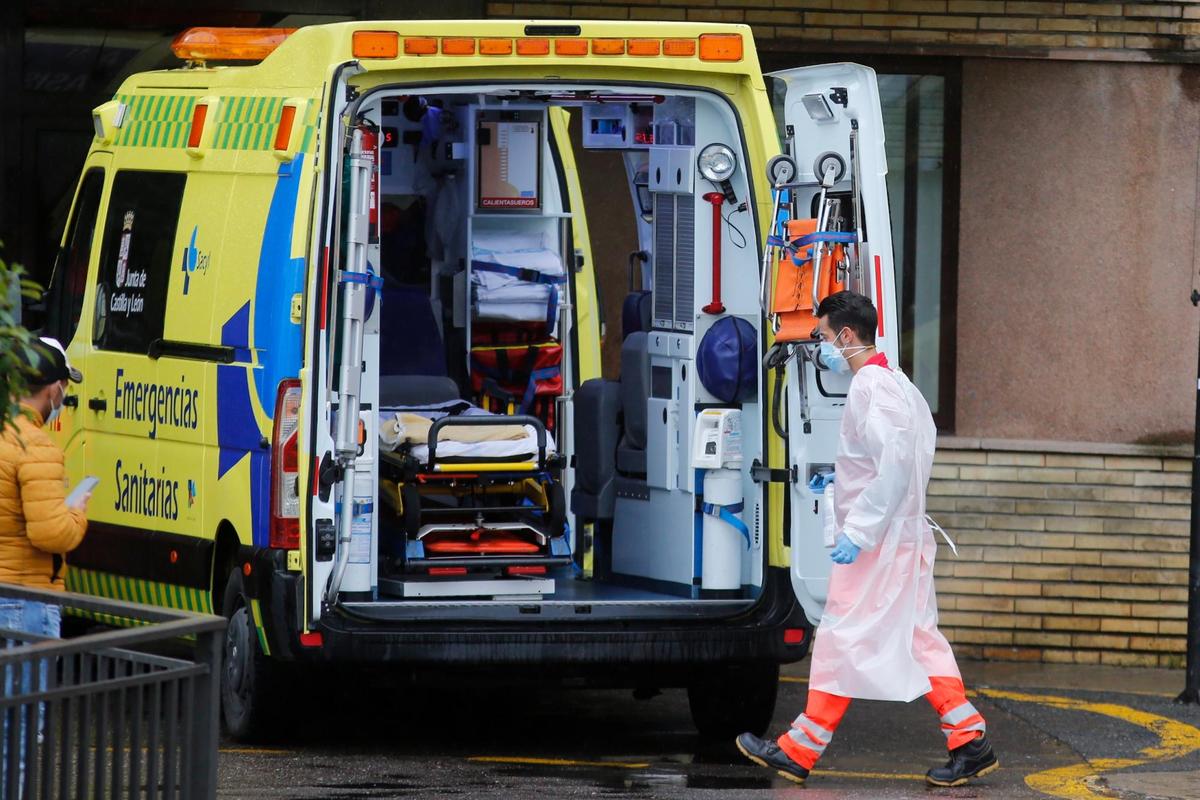 Llegada de una ambulancia al Hospital Clínico de Salamanca.