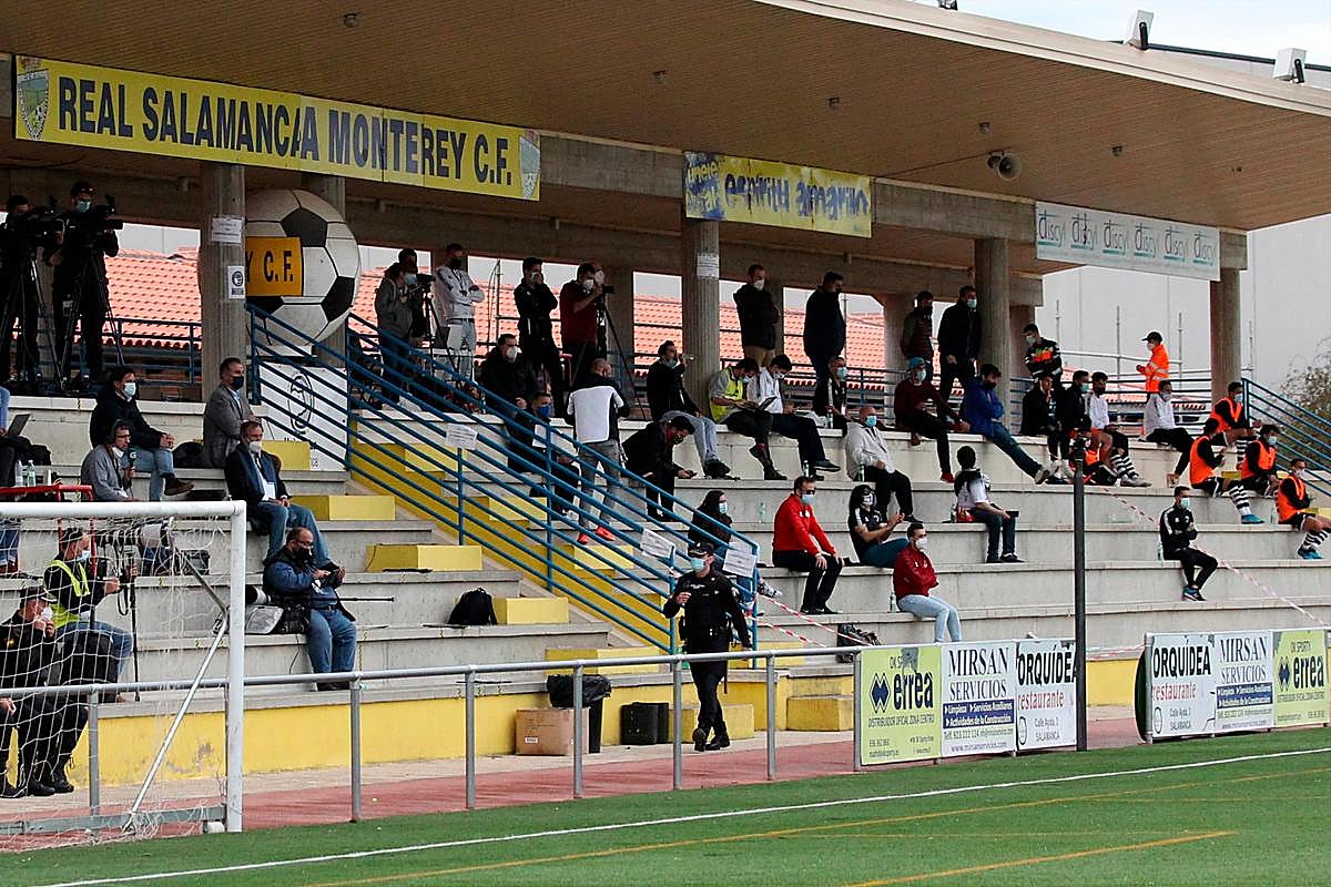 Voluntarios del Unionistas en uno de los partidos en el Reina Sofía.