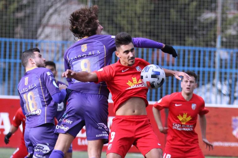 Aarón baja un balón dividido con el pecho.