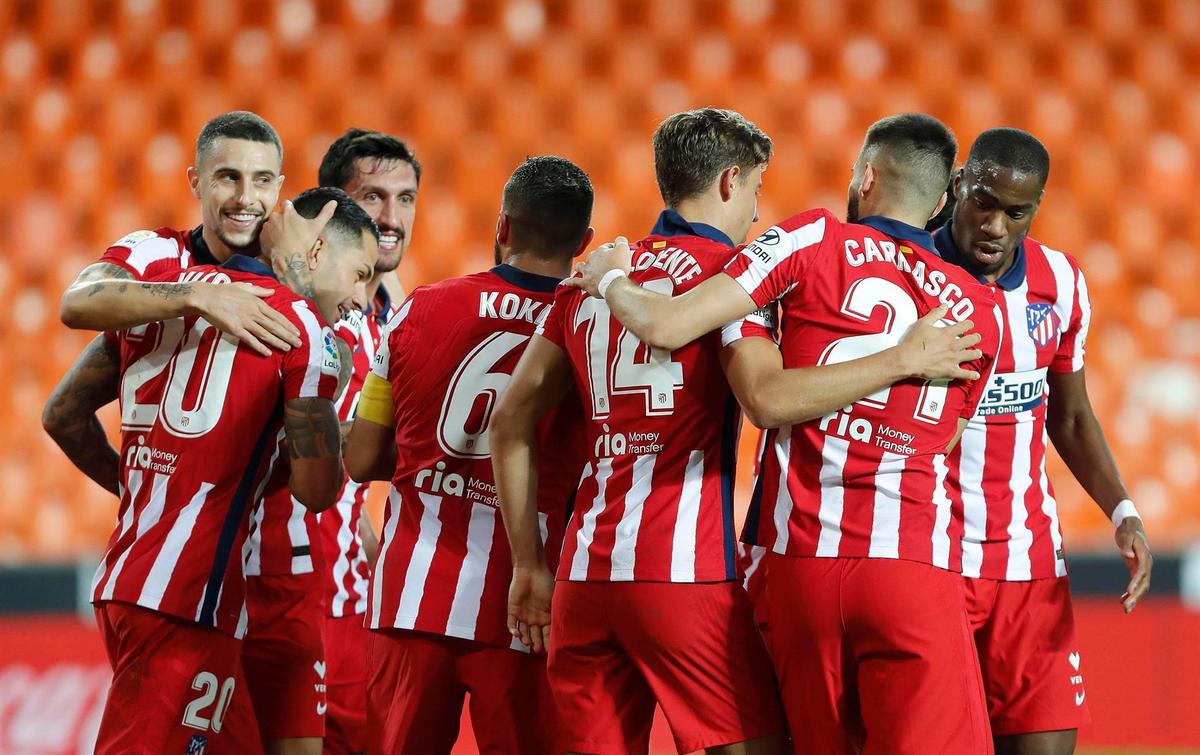 Los jugadores del Atlético celebran el gol