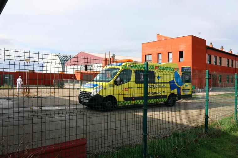 Momento en el que la ambulancia del Sacyl llegó este viernes a mediodía a la residencia de Cantalpino.