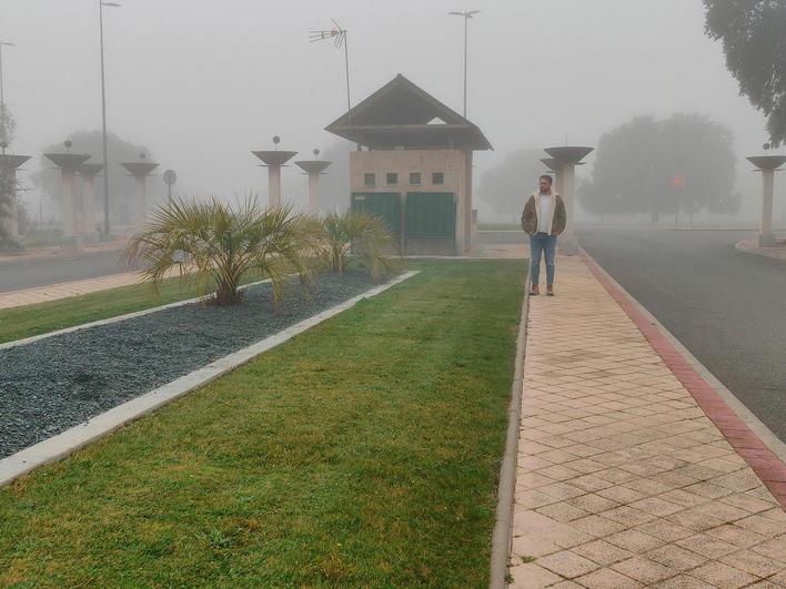 El alcalde, Guillermo Rivas, en la entrada a la urbanización Oasis Golf