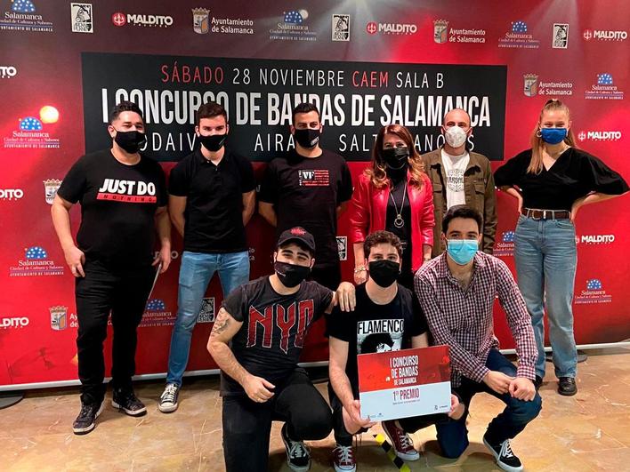 El grupo posa con el primer puesto del concurso.