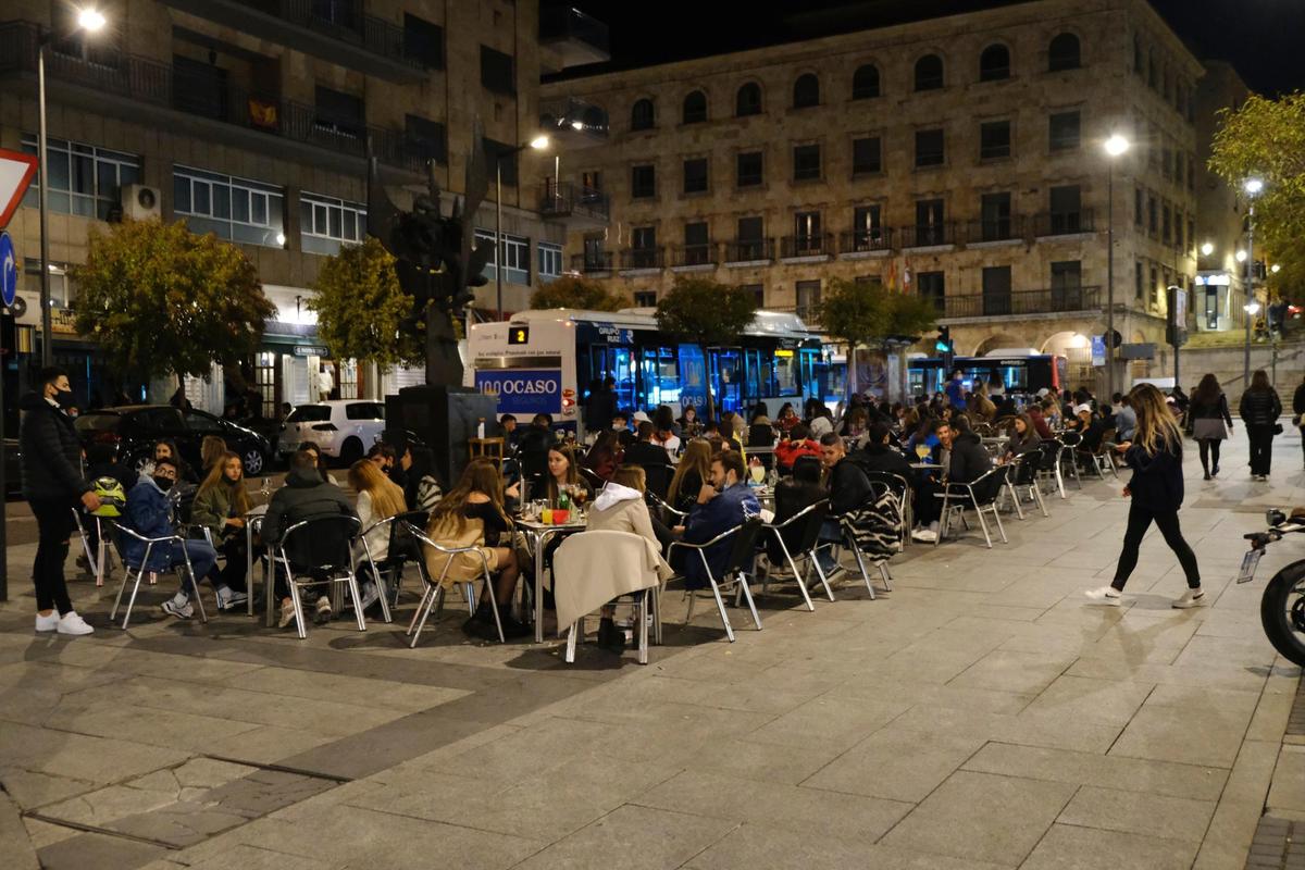 Jóvenes en terrazas junto a la Gran Vía de Salamanca