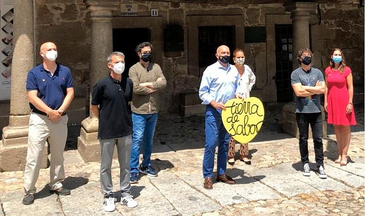 Junta y Ayuntamiento con el jurado de Masterchef en La Alberca.